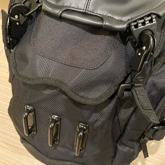 🆕 Oakley Bathroom Sink Backpack Y2K - Picture 9 of 16